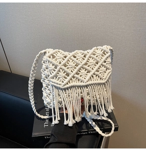 Détail du sac à bandoulière en macramé blanc avec motifs en losange et longues franges