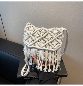 Vue détaillée de la texture macramé beige et des longues franges de style bohème