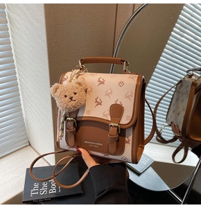 Detail der Hirschmuster-Klappe am braun-beigen Rucksack mit Plüschbär-Anhänger