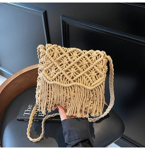 Détail d'un sac à bandoulière en coton tissé beige avec motifs au crochet et longues franges