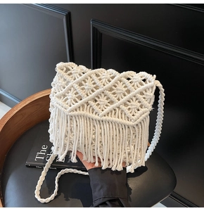 Détails de sac en macramé blanc avec motifs géométriques et franges élégantes en coton