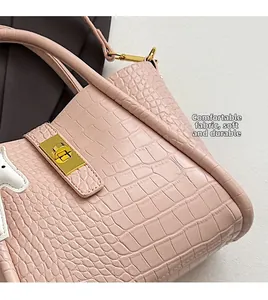 Dettaglio in pelle di coccodrillo rosa con chiusura rotante dorata e trama di lusso