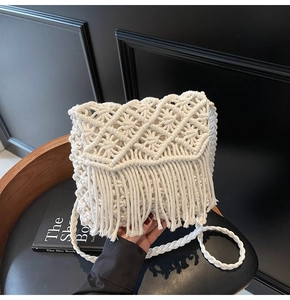 Détail du sac en macramé crème avec motifs floraux et longues franges de coton