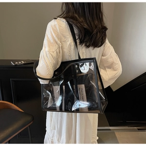 Détail du grand sac cabas transparent en PVC avec bordures et anses noires