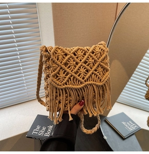 Gros plan du sac en paille bohème fait main avec tissage en maille et longues franges