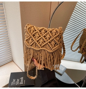 Détail du sac bandoulière en macramé avec texture diamant et garniture à franges