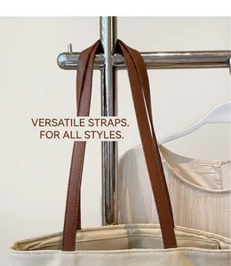 Détail de la bandoulière en similicuir marron avec couture nette sur un cabas en toile