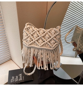 Détail d'un sac bohème en paille avec motif tissé géométrique et élégantes franges