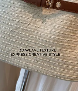 Gros plan du sac fourre-tout tressé crème avec texture tricotée et sangle en cuir brun