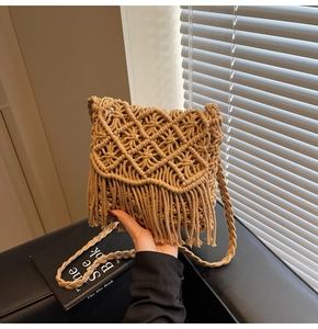 Détail du sac en paille macramé fait main avec motifs de tissage et longues franges