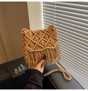 Gros plan d'un sac bandoulière bohème tissé camel avec des détails de franges et texture
