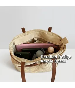 Vue intérieure d'un cabas en paille beige montrant sa grande capacité et ses poches