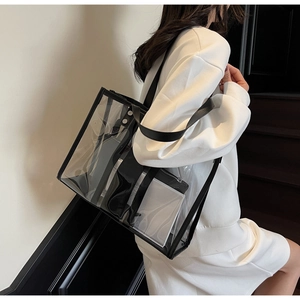 Détail du grand sac cabas transparent en PVC avec bordure noire et pochette interne