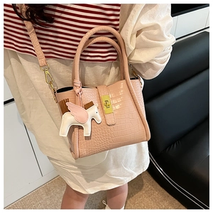Borsa a secchiello rosa a stampa coccodrillo con ciondolo pegaso e fibbia dorata