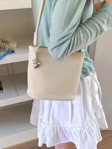 Sac Seau en Cuir PU Grainé pour Femmes Sac à Bandoulière Minimaliste Avec Pendentif Coeur Sac à Main Décontracté Élégant pour le Quotidien