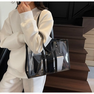 Vue détaillée du sac cabas en PVC transparent avec pochette noire et bordure en cuir