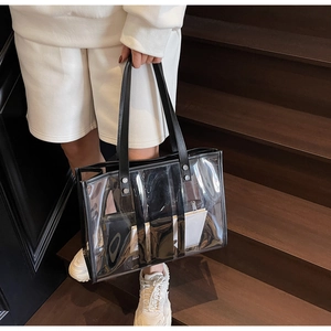 Gros plan sur le sac fourre-tout transparent en PVC avec bordure noire et rivets