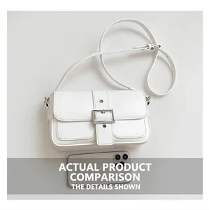 Comparaison de taille du sac bandoulière blanc avec smartphone et boucle métallique