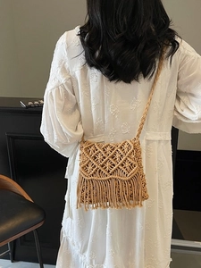 Sac bandoulière bohème en paille tissée à la main avec longues franges et motifs