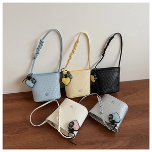 Vue détaillée des sacs seaux tressés en cinq couleurs avec pendentifs cœur et anses