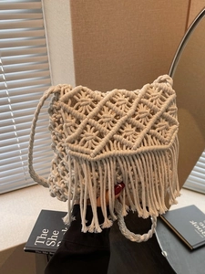 Sac à bandoulière en paille tissée beige avec franges et texture macramé style bohème
