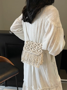 Sac bandoulière bohème en macramé blanc cassé avec motifs losanges et franges