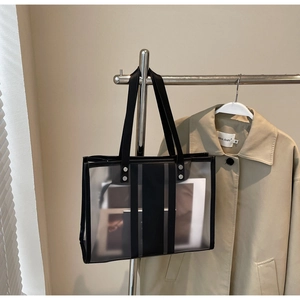 Vue détaillée d'un sac cabas en PVC transparent avec bordure en cuir noir minimaliste