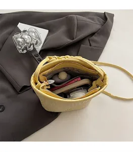 Vue intérieure du sac seau tissé jaune avec poche zippée et grande capacité de rangement