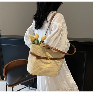 Détail du grand sac cabas en paille tissée avec garnitures en cuir marron