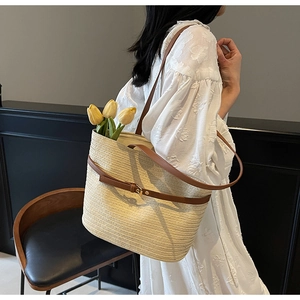 Détail du sac cabas en paille tissée avec lanières en cuir marron et fleurs de tulipes