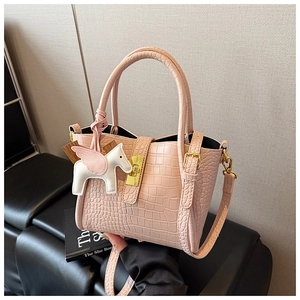 Borsa a secchiello rosa con trama a coccodrillo, fibbia dorata e ciondolo a cavallo