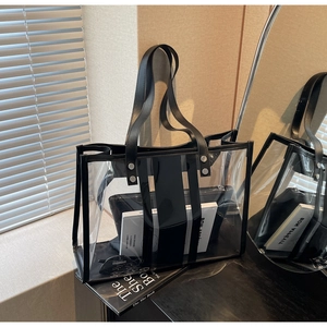 Détail du sac cabas en PVC transparent avec bordure en cuir noir et pochette interne