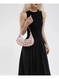 Sac sous le bras rose en croissant avec clous argentés et finition brillante