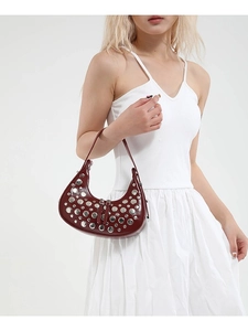 Sac bandoulière demi-lune rouge foncé avec des rivets argentés au style punk rétro