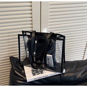 Vue de dessus du sac cabas en PVC transparent avec bordures en cuir noir et pochette