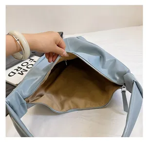 Détail du grand compartiment intérieur et de la fermeture éclair du sac hobo bleu clair