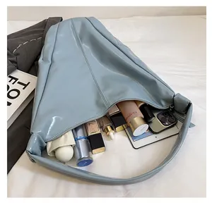 Détails de l'intérieur d'un sac cabas bleu spacieux montrant sa grande capacité