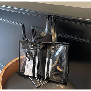 Gros plan sur un sac cabas transparent en PVC avec bordures en cuir noir