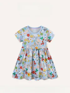 Dettaglio dell'abito in cotone per bambina con stampe di cartoni e tasca a cuore