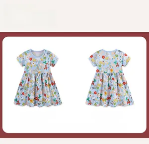 Vista anteriore e posteriore del vestito a maniche corte da bambina con stampe