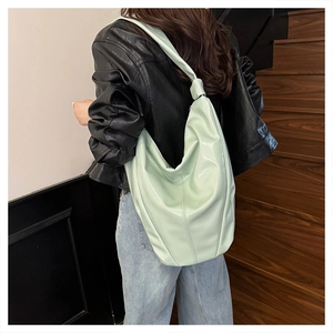 Détail du sac fourre-tout vert menthe en cuir souple avec nœud et fini brillant