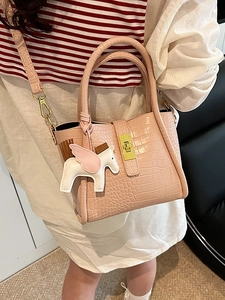 Borsa a secchiello rosa stampa coccodrillo con ciondolo pegaso e chiusura dorata