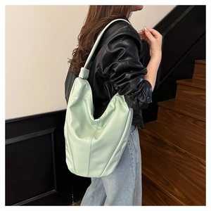 Détail du sac hobo en cuir souple vert menthe montrant la texture et la bandoulière