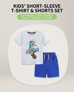 Détail d'un ensemble d'été pour garçons avec imprimé dinosaure et short bleu à cordon jaune
