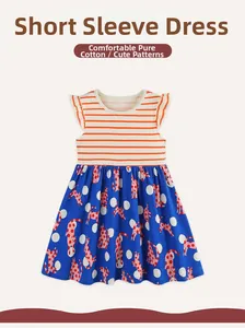 Detail von gestreiftem Baumwollkleid für Mädchen mit Rüschenärmeln und Katzenprint