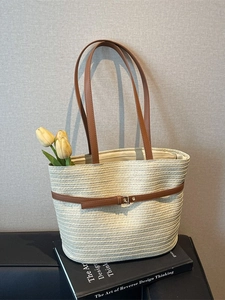 Grand sac cabas tressé beige en paille avec lanières en cuir marron et tulipes
