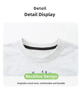 Vue macro du col du t-shirt en coton gris avec bande de renfort intérieure noire