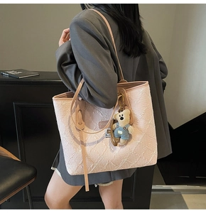 Détail du sac cabas en jacquard rose avec broderies et un charmant petit ours