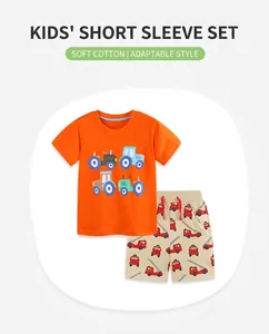 Dettaglio del set estivo bimbo con t-shirt arancione a trattore e pantaloncini