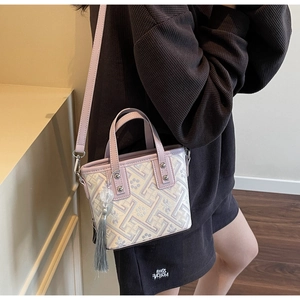 Détail du mini sac seau lilas avec motif jacquard et breloque à pampille élégante